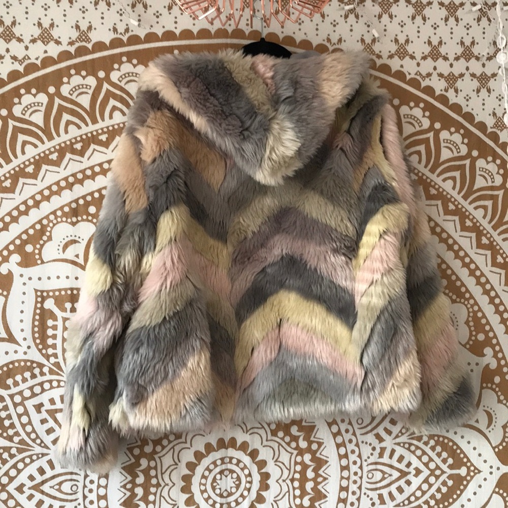 Faux hooded fur - Picture 4 of 4
